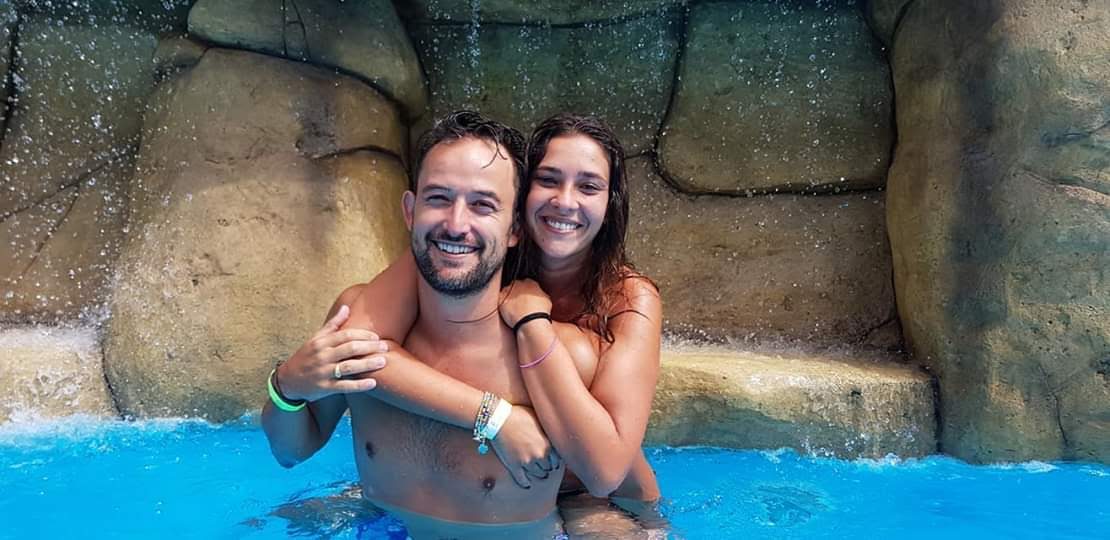 Javi y Raquel en una piscina